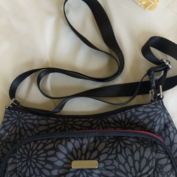 Baggallini Pewter and Black Crossbody Fabric Handbag - Picture 12 of 14